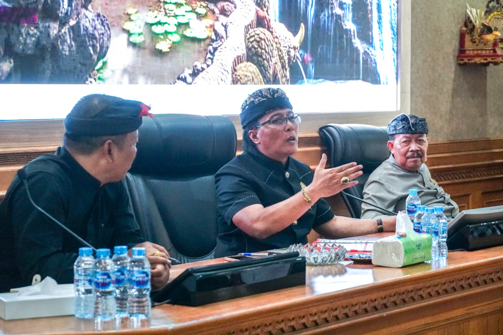 Bupati Giri Prasta Pimpin Rapat Karya Pemelaspasan Pura Punduk Dawa